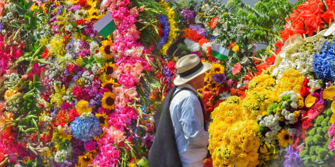 La Feria de las Flores de Medellín: Un Legado de Tradición y Experiencia de los adultos mayores.